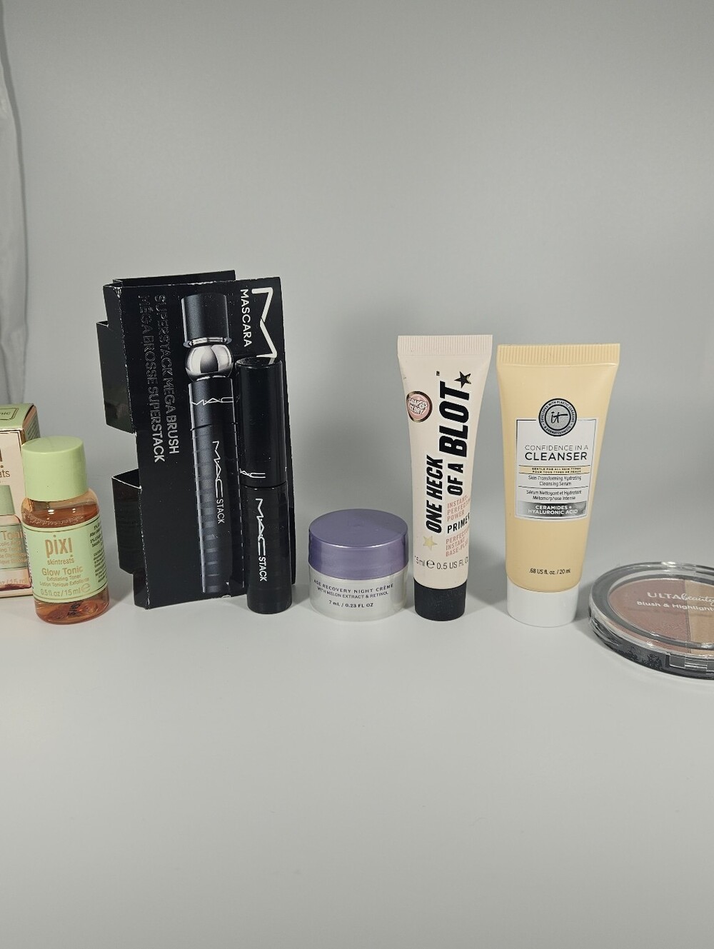 Beauty Lot (6 DELUXE SAMPLE-SIZES + 1 MYSTERY FREE FULL-SIZE)